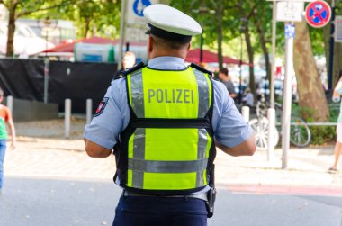 Dortmund, Almanya - 2 Ağustos 2019: Polis devriye gezdi ve halka açık etkinlikte düzeni sağlıyor.