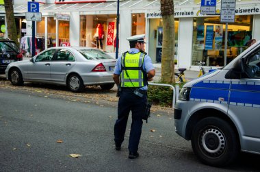 Dortmund, Almanya - 2 Ağustos 2019: Polis devriye gezdi ve halka açık etkinlikte düzeni sağlıyor.