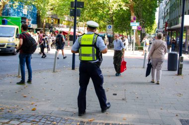 Dortmund, Almanya - 2 Ağustos 2019: Polis devriye gezdi ve halka açık etkinlikte düzeni sağlıyor.