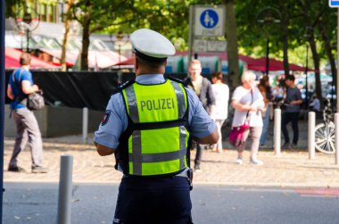 Dortmund, Almanya - 2 Ağustos 2019: Polis devriye gezdi ve halka açık etkinlikte düzeni sağlıyor.