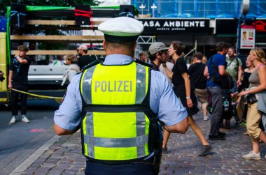 Dortmund, Almanya - 2 Ağustos 2019: Polis devriye gezdi ve halka açık etkinlikte düzeni sağlıyor.