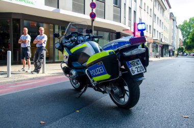 Dortmund, Almanya - 2 Ağustos 2019: Polis motosikleti sokakta.