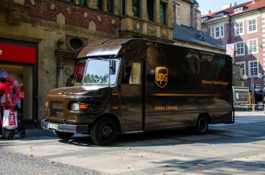 Dortmund, Almanya - 2 Ağustos 2019: United Parcel Service (Ups) araba sokakta.