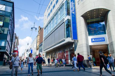 Dortmund, Almanya - 2 Ağustos 2019: Crowd of People, Dortmund'daki Westenhellweg Caddesi'nde Yürüyor.