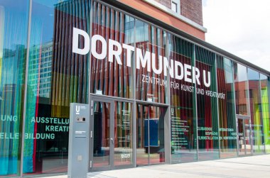 Dortmund, Almanya - 2 Ağustos 2019: Dortmunder U Sanat ve Yaratıcılık Merkezi'ne giriş. U-Tower veya Dortmunder U, Almanya'nın Dortmund şehrinde bulunan eski bir bira fabrikasıdır..
