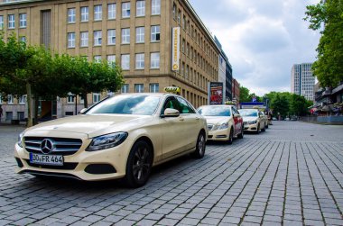 Dortmund, Almanya - 2 Ağustos 2019: Sokakta park etmiş taksi arabaları