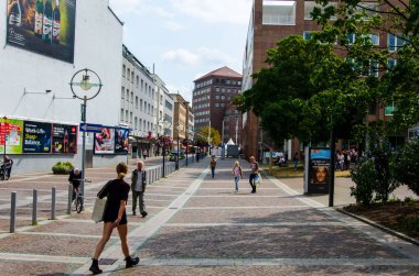 Dortmund, Almanya - 2 Ağustos 2019: Dortmund şehrinde yürüyen insanlar. Prinzenstrae, Dortmund.