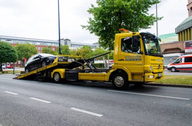 Dortmund, Almanya - 2 Ağustos 2019: Widliczek çekici bir kaza dan sonra araba yükleme.