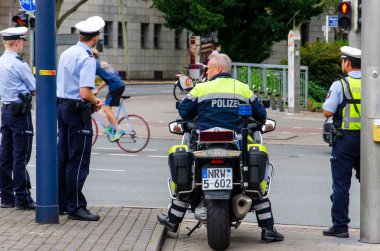 Dortmund, Almanya - 2 Ağustos 2019: Polis memurları devriye geziyor ve halka açık etkinlikte düzeni sağlıyor.