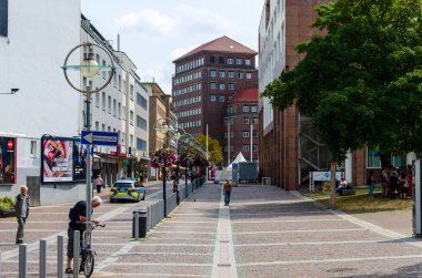 Dortmund, Almanya - 2 Ağustos 2019: Dortmund şehrinde yürüyen insanlar. Prinzenstrae, Dortmund.