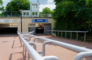 Dortmund, Almanya - 2 Ağustos 2019: Dortmund'daki Stadtbahn Stadion istasyonu. Dortmund Metrosu Stadtbahn olarak biliniyor.