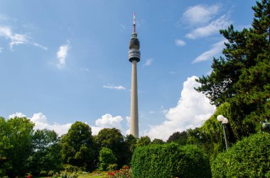 Dortmund, Almanya - 2 Ağustos 2019: Florianturm (Florian Tower, kısaca Florian) Bir telekomünikasyon kulesi ve Dortmund dönüm noktası (Almanya).