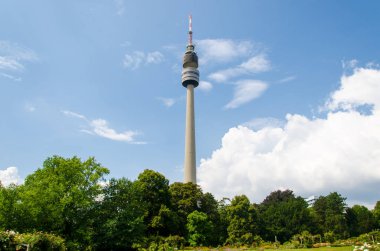 Dortmund, Almanya - 2 Ağustos 2019: Florianturm (Florian Tower, kısaca Florian) Bir telekomünikasyon kulesi ve Dortmund dönüm noktası (Almanya).