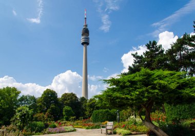 Dortmund, Almanya - 2 Ağustos 2019: Florianturm (Florian Tower, kısaca Florian) Bir telekomünikasyon kulesi ve Dortmund dönüm noktası (Almanya).