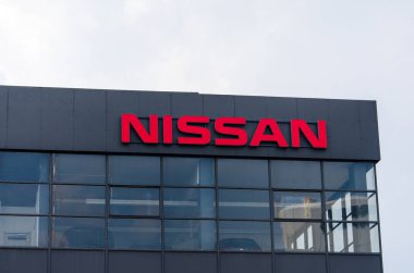 Dortmund, Almanya - 2 Ağustos 2019: Tabela Nissan binasında.