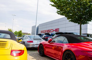 Soest, Almanya - 2 Ağustos 2019: Araba showroom'unda yeni Porsche