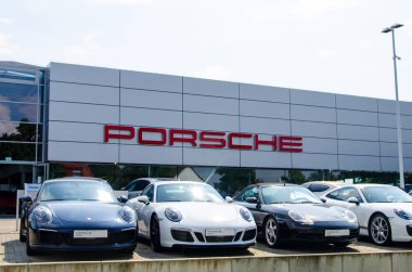 Soest, Almanya - 2 Ağustos 2019: Araba showroom'unda yeni Porsche