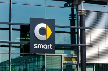 Soest, Almanya - 2 Ağustos 2019: Smart Car showroom. Smart, Daimler Ag'nin bir Alman otomotiv markası ve bölümüdür..