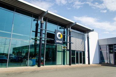 Soest, Almanya - 2 Ağustos 2019: Smart Car showroom. Smart, Daimler Ag'nin bir Alman otomotiv markası ve bölümüdür..