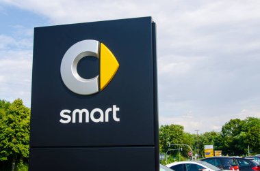 Soest, Almanya - 2 Ağustos 2019: Smart Car showroom. Smart, Daimler Ag'nin bir Alman otomotiv markası ve bölümüdür..