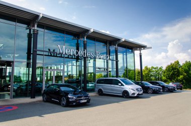 Soest, Almanya - 2 Ağustos 2019: Yeni Mercedes Benz Araba Showroom'da.