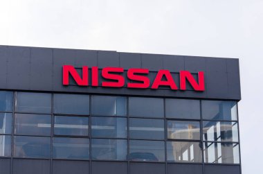 Dortmund, Almanya - 2 Ağustos 2019: Tabela Nissan binasında.