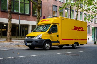 Dortmund, Almanya - 2 Ağustos 2019: Dhl araba sokakta park etti. Dhl lojistik sektöründe küresel pazar lideridir.