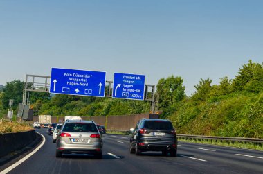 Kuzey Ren-Vestfalya, Almanya - 26 Temmuz 2019: Alman Otoyolu (autobahn) A1 karayolu trafiği. Arabalar Alman otobanına biniyor.