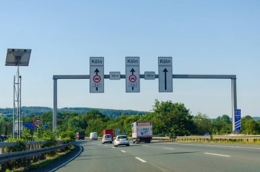 Kuzey Ren-Vestfalya, Almanya - 26 Temmuz 2019: Karayolu trafiği