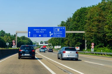 Kuzey Ren-Vestfalya, Almanya - 26 Temmuz 2019: Alman Otoyolu (autobahn) A1 karayolu trafiği. Arabalar Alman otobanına biniyor.