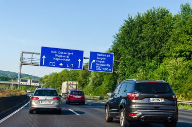Kuzey Ren-Vestfalya, Almanya - 26 Temmuz 2019: Alman Otoyolu (autobahn) A1 karayolu trafiği. Arabalar Alman otobanına biniyor.