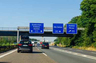 Kuzey Ren-Vestfalya, Almanya - 26 Temmuz 2019: Alman Otoyolu (autobahn) A1 karayolu trafiği. Arabalar Alman otobanına biniyor.