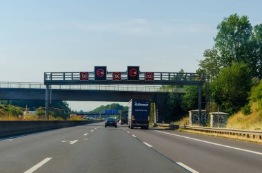 Kuzey Ren-Vestfalya, Almanya - 26 Temmuz 2019: Alman otobanA A1 karayolu trafiği. Arabalar Alman otobanına biniyor.