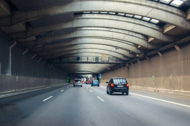 Köln, Almanya - 26 Temmuz 2019: Tünelden geçen arabalar. Autobahn 1- Lvenicher otoban tünelleri.