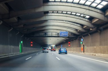 Köln, Almanya - 26 Temmuz 2019: Tünelden geçen arabalar. Autobahn 1- Lvenicher otoban tünelleri.