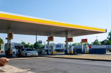 Hrth, Kuzey Ren-Vestfalya, Almanya - 26 Temmuz 2019: Shell V-power benzin istasyonu A1 Bat Ville.