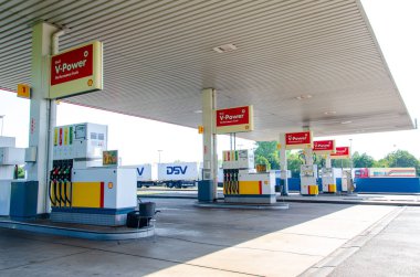 Hrth, Kuzey Ren-Vestfalya, Almanya - 26 Temmuz 2019: Shell V-power benzin istasyonu A1 Bat Ville.