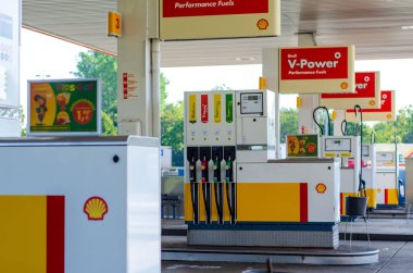Hrth, Kuzey Ren-Vestfalya, Almanya - 26 Temmuz 2019: Shell V-power benzin istasyonu A1 Bat Ville.