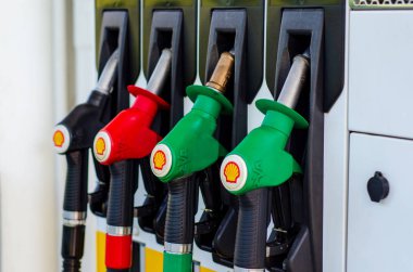 Hrth, Kuzey Ren-Vestfalya, Almanya - 26 Temmuz 2019: Shell V-power benzin istasyonu A1 Bat Ville.
