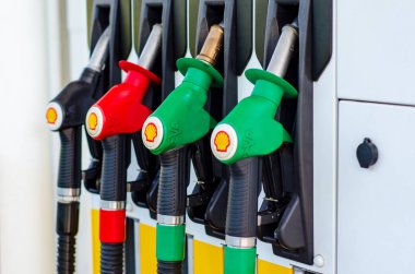 Hrth, Kuzey Ren-Vestfalya, Almanya - 26 Temmuz 2019: Shell V-power benzin istasyonu A1 Bat Ville.