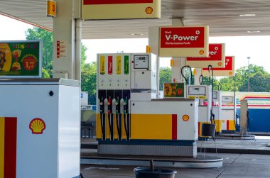 Hrth, Kuzey Ren-Vestfalya, Almanya - 26 Temmuz 2019: Shell V-power benzin istasyonu A1 Bat Ville.