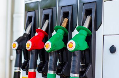 Hrth, Kuzey Ren-Vestfalya, Almanya - 26 Temmuz 2019: Shell V-power benzin istasyonu A1 Bat Ville.