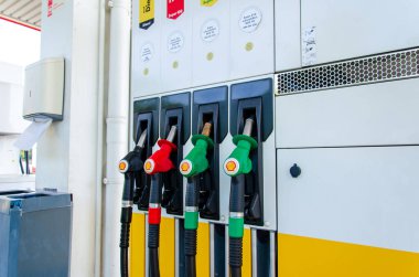 Hrth, Kuzey Ren-Vestfalya, Almanya - 26 Temmuz 2019: Shell V-power benzin istasyonu A1 Bat Ville.