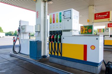 Hrth, Kuzey Ren-Vestfalya, Almanya - 26 Temmuz 2019: Shell V-power benzin istasyonu A1 Bat Ville.