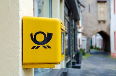 Blankenheim, Almanya - 26 Temmuz 2019: Deutsche Post Mailbox. Deutsche Post Dhl Group ticari adı altında faaliyet gösteren Deutsche Post Ag, Alman posta servisi ve uluslararası kurye hizmetidir..