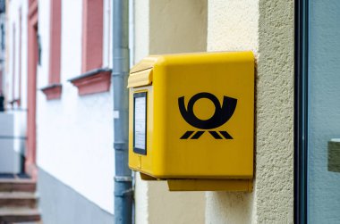 Blankenheim, Almanya - 26 Temmuz 2019: Deutsche Post Mailbox. Deutsche Post Dhl Group ticari adı altında faaliyet gösteren Deutsche Post Ag, Alman posta servisi ve uluslararası kurye hizmetidir..