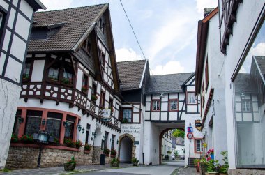 Blankenheim, Almanya - 26 Temmuz 2019: Blankenheim'daki şehir kapısı ve binasının görünümü