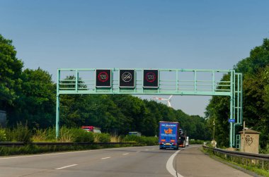 Kuzey Ren-Vestfalya, Almanya - 26 Temmuz 2019: Alman otobanA A1 karayolu trafiği. Arabalar Alman otobanına biniyor.