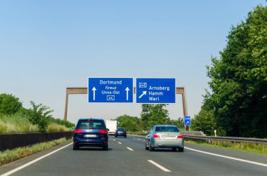 Kuzey Ren-Vestfalya, Almanya - 26 Temmuz 2019: Alman Otoyolu (autobahn) A44 karayolu trafiği. Arabalar Alman otobanına biniyor.