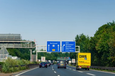 Kuzey Ren-Vestfalya, Almanya - 26 Temmuz 2019: Alman Otoyolu (autobahn) A1 karayolu trafiği. Arabalar Alman otobanına biniyor.